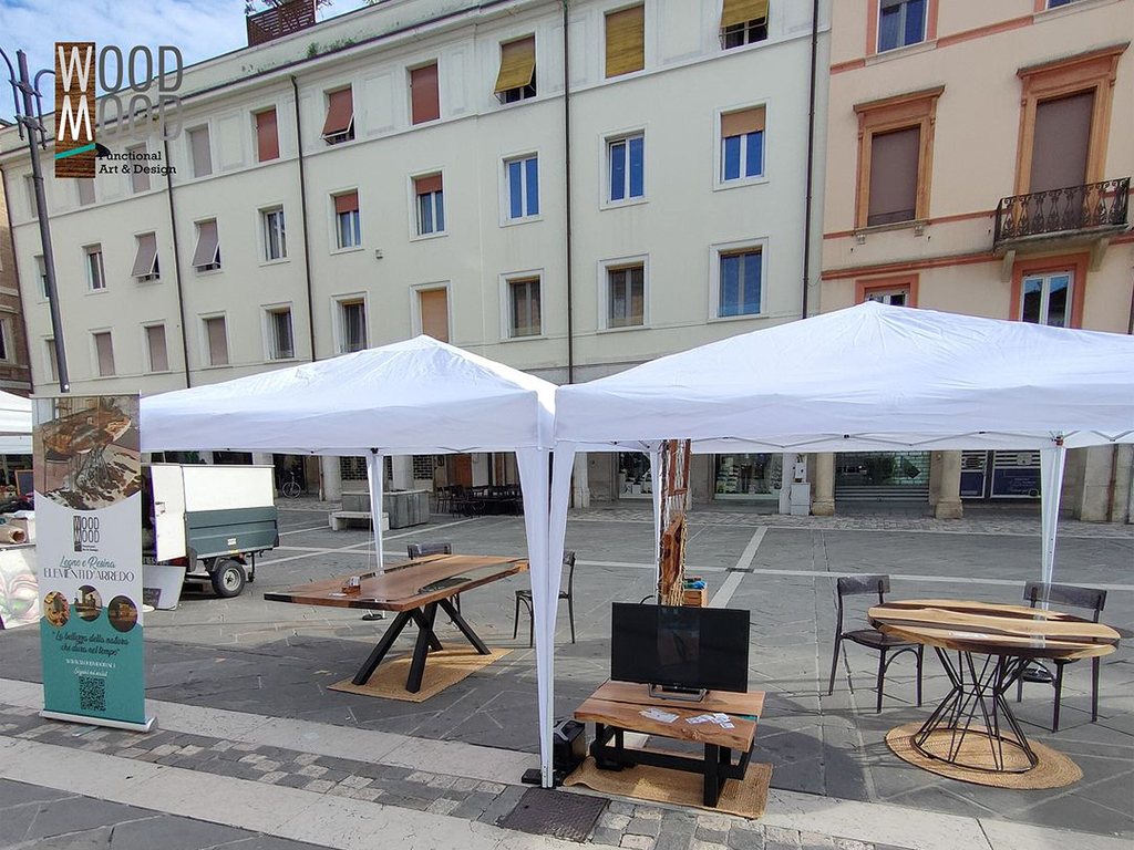 Tavoli legno e resina Artigiani al centro Rimini