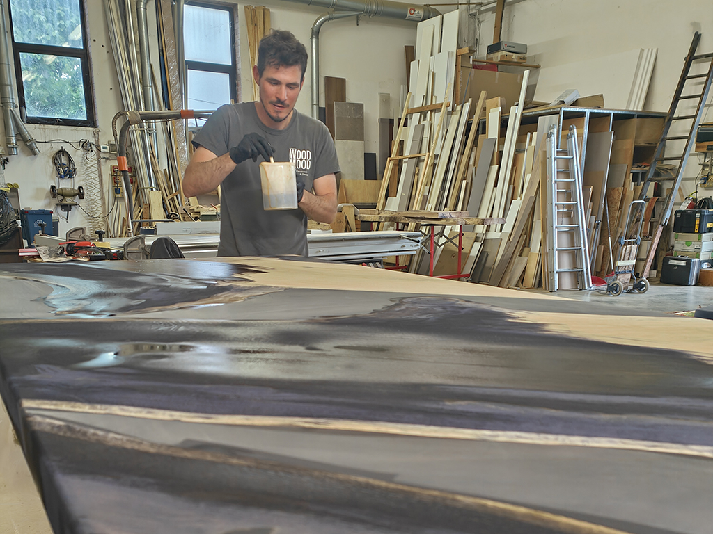 Ebanizzazione del legno nei tavoli in legno e resina