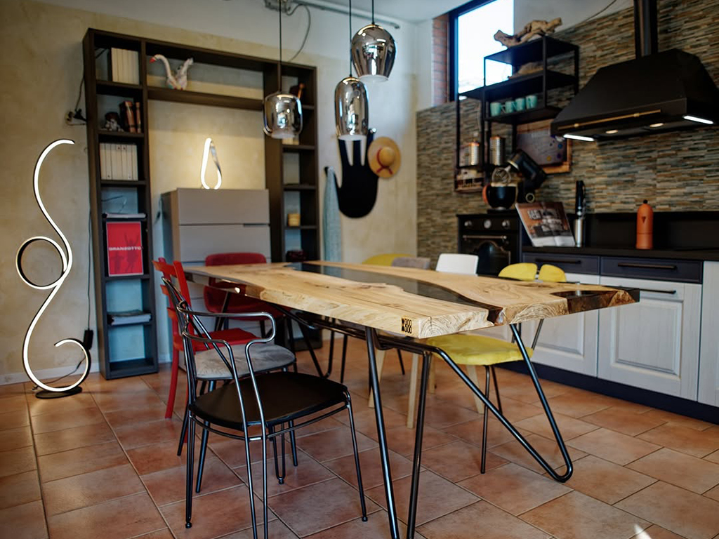 Sconti sui tavoli in legno e resina